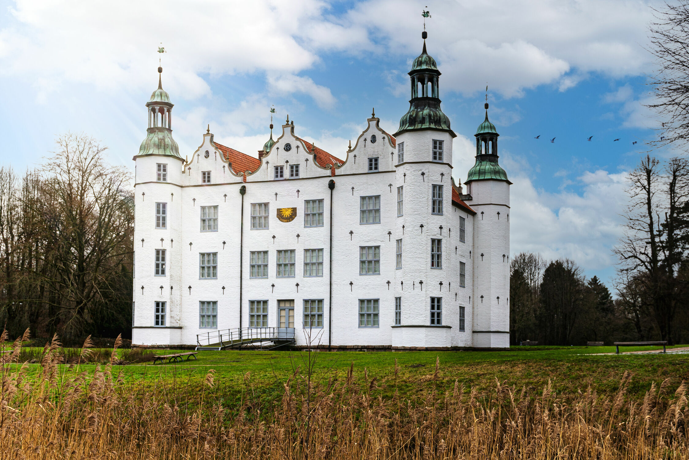 Bild mit Bauwerke, Sommer, Vögel, Schloss, Burg, Schleswig_Holstein, Norden, Schloss Ahrenburg