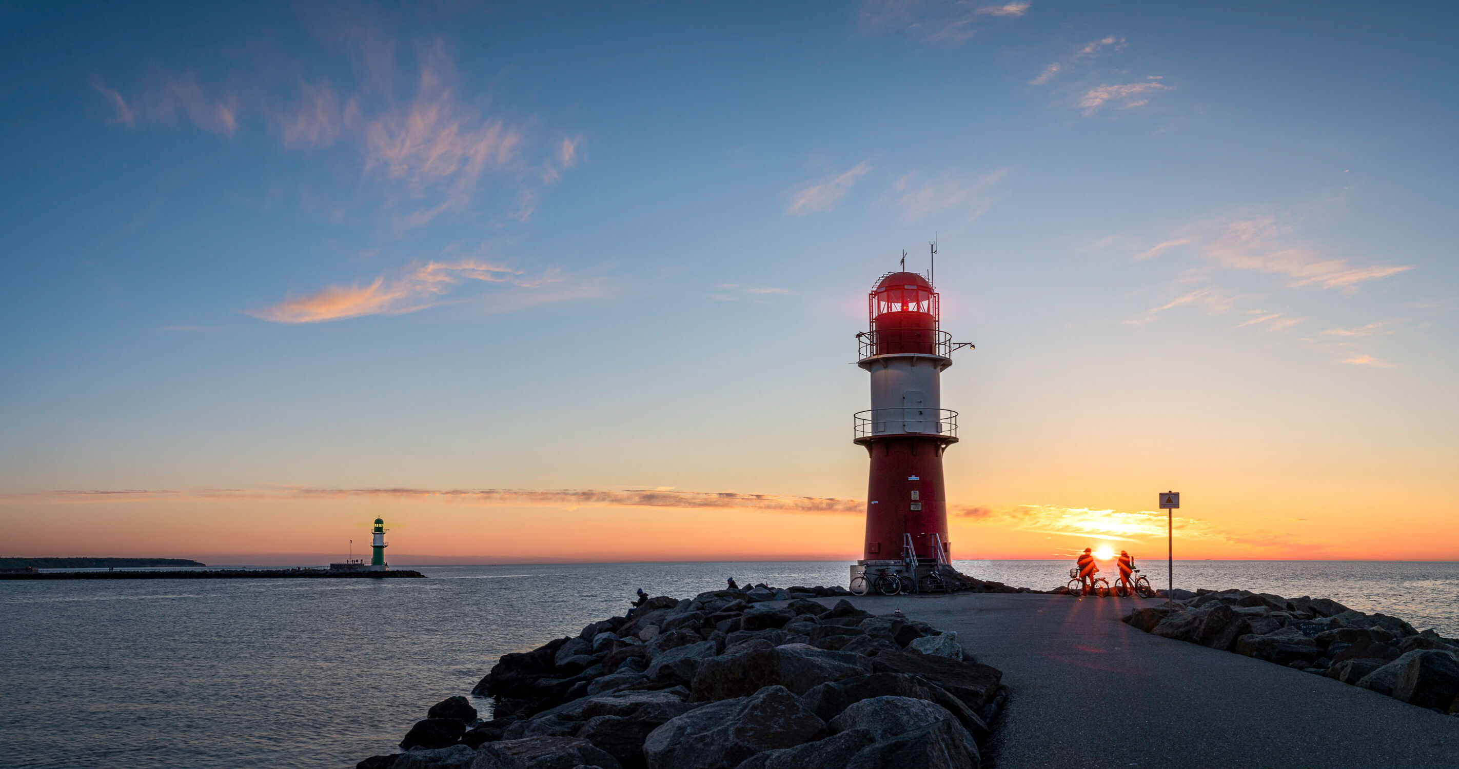 Bild mit Sonnenuntergang, Abendrot, Ostsee, Meer, Küste, bauwerk, romantisch, Leuchtturm, Warnemünde, stimmungsvoll