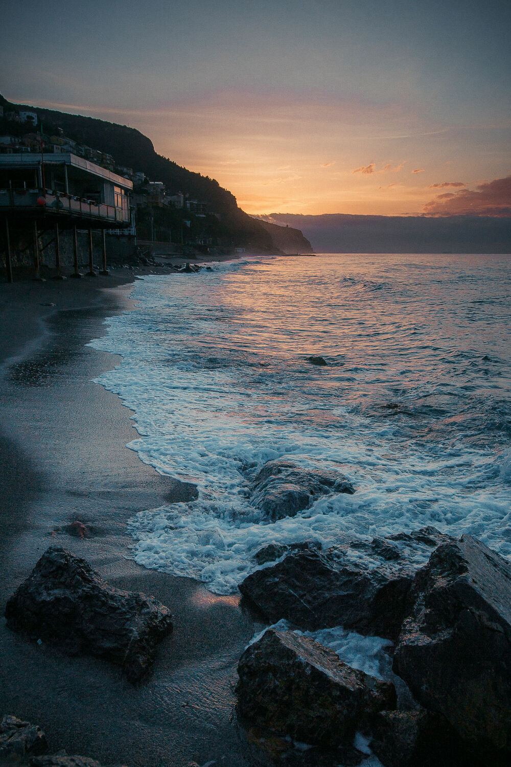 Bild mit Sonnenaufgang, Strand, Strandblick, Meerblick, Meer, Steine, Wasserblick, Morgenstimmung, sunrise, Morgenstunde