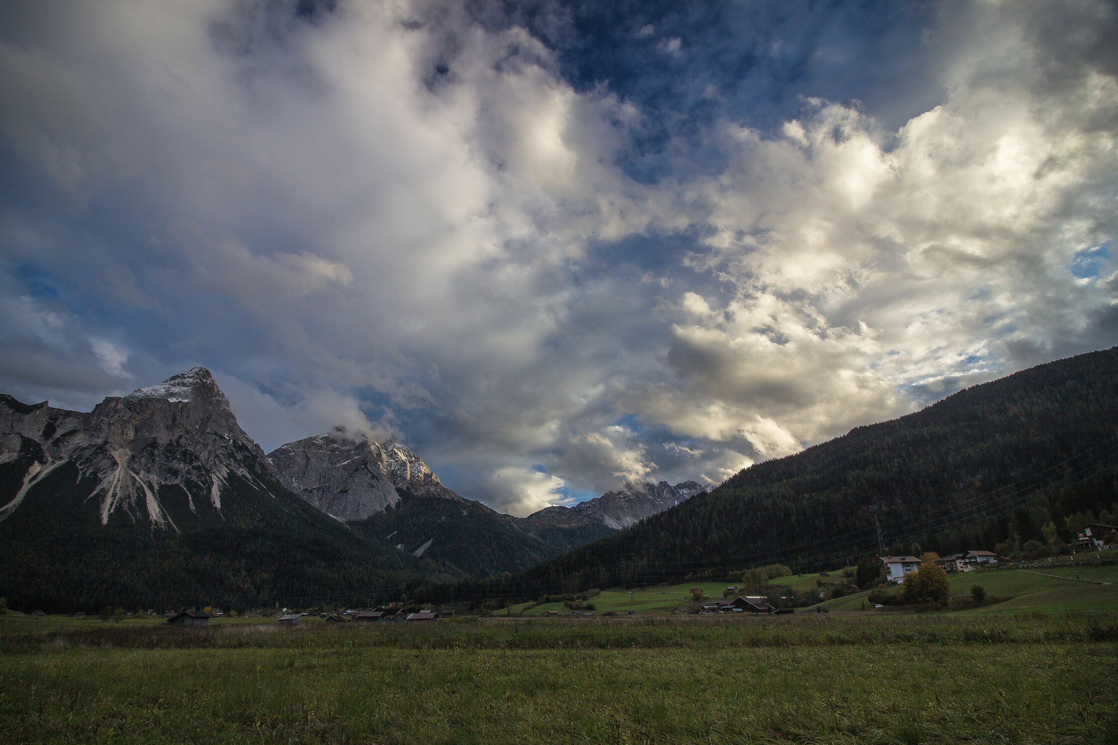 Bild mit Berge, Alpenland, Wolken am Himmel, Nature, Wolkenblick, Wolkenträumerei, Landscape & Nature, austria, Wolkenspiel, Bergdorf