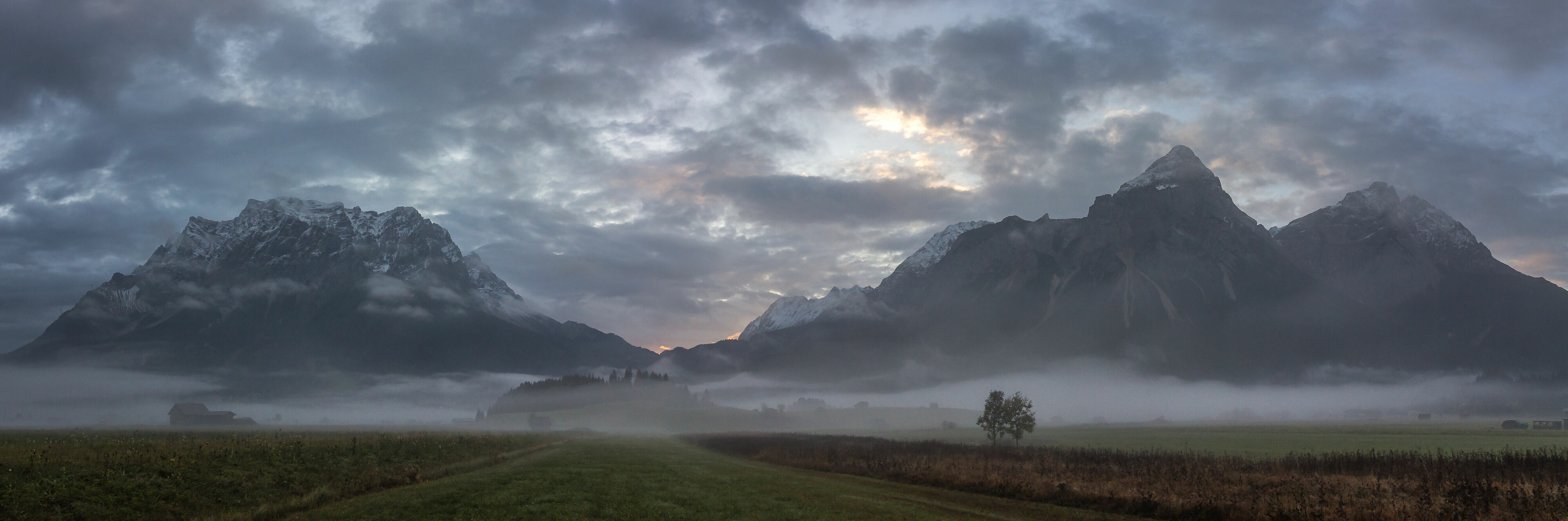 Bild mit Sonnenaufgang, Alpenland, Alpen Panorama, Wolkenhimmel Panorama, Landschaftspanorama, Nebelwolken, Morgenstunde, Bergpanorama