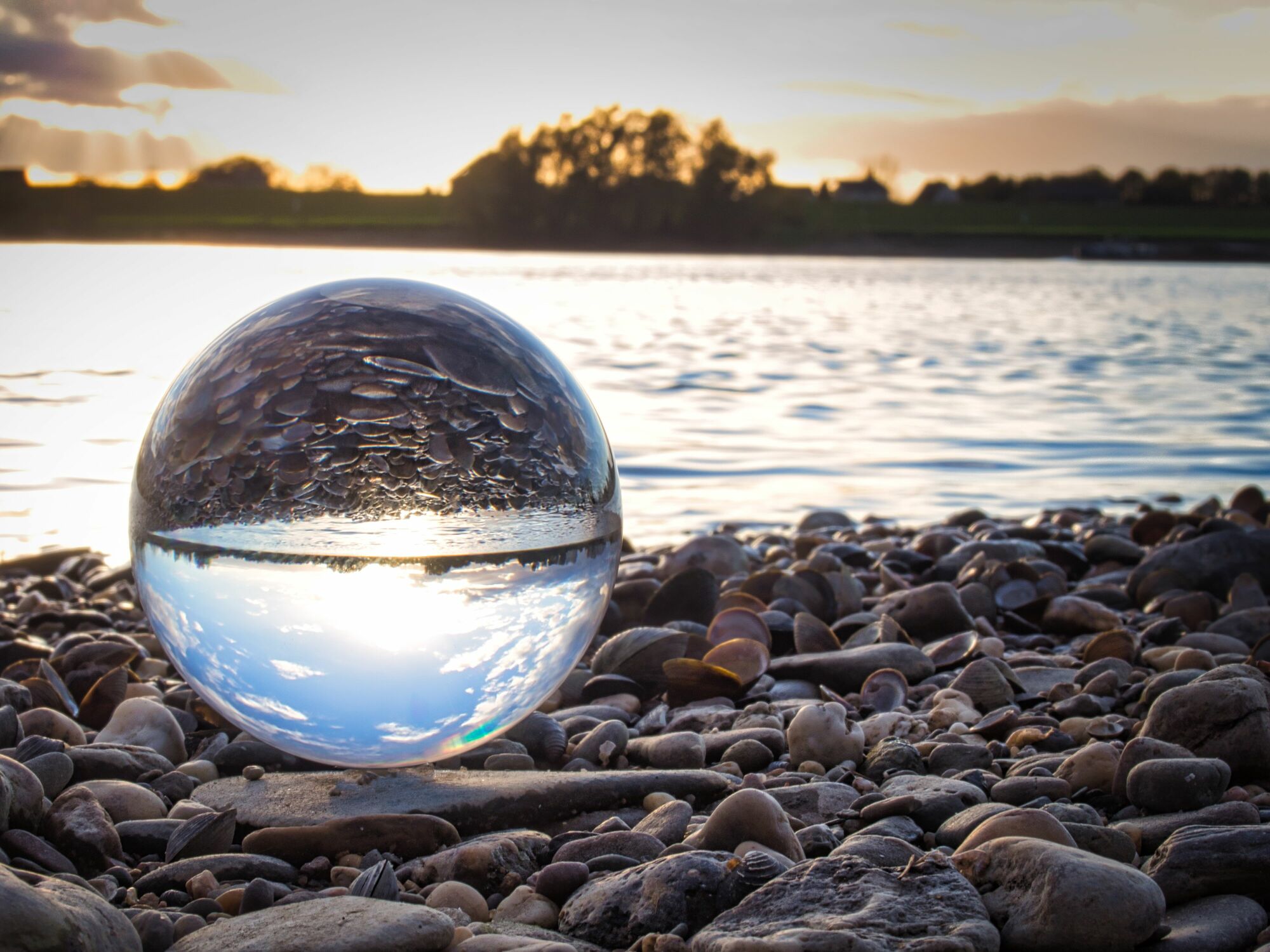 Bild mit Gewässer, Sonnenuntergang, Steine, romantisch, Fluss, Rhein, glaskugel, lensball, lensballphotography, glaskugelbild