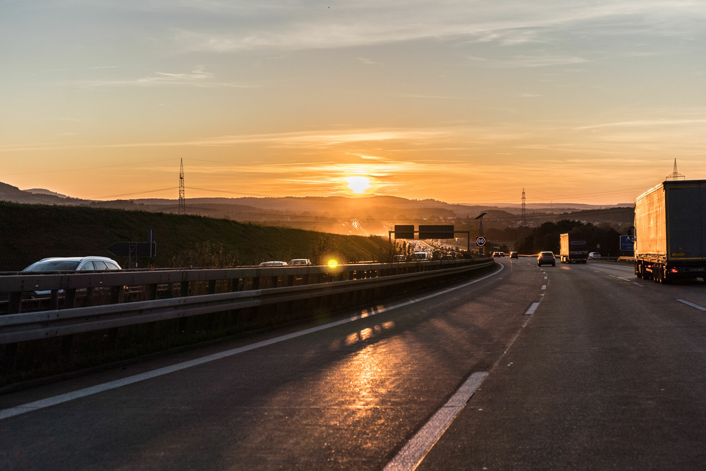 Bild mit Sonnenuntergang, Sonne, Blauer Himmel mit Gegenlicht, Straße, ausblick, autobahn
