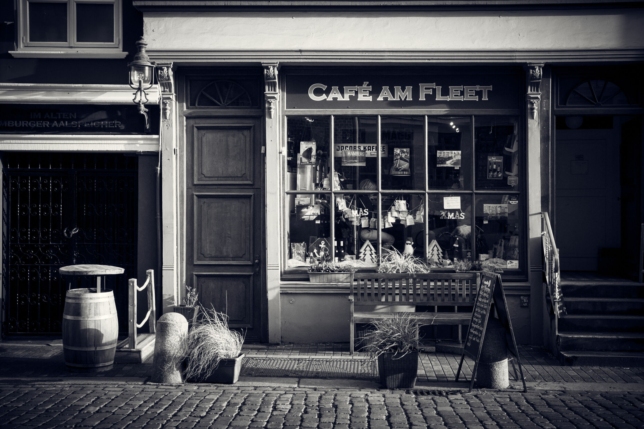 Bild mit Black and White, cafe, Hamburg, street, Streetfotografie, Schwarzweiß, Schwarzweiß, Kaffeepause