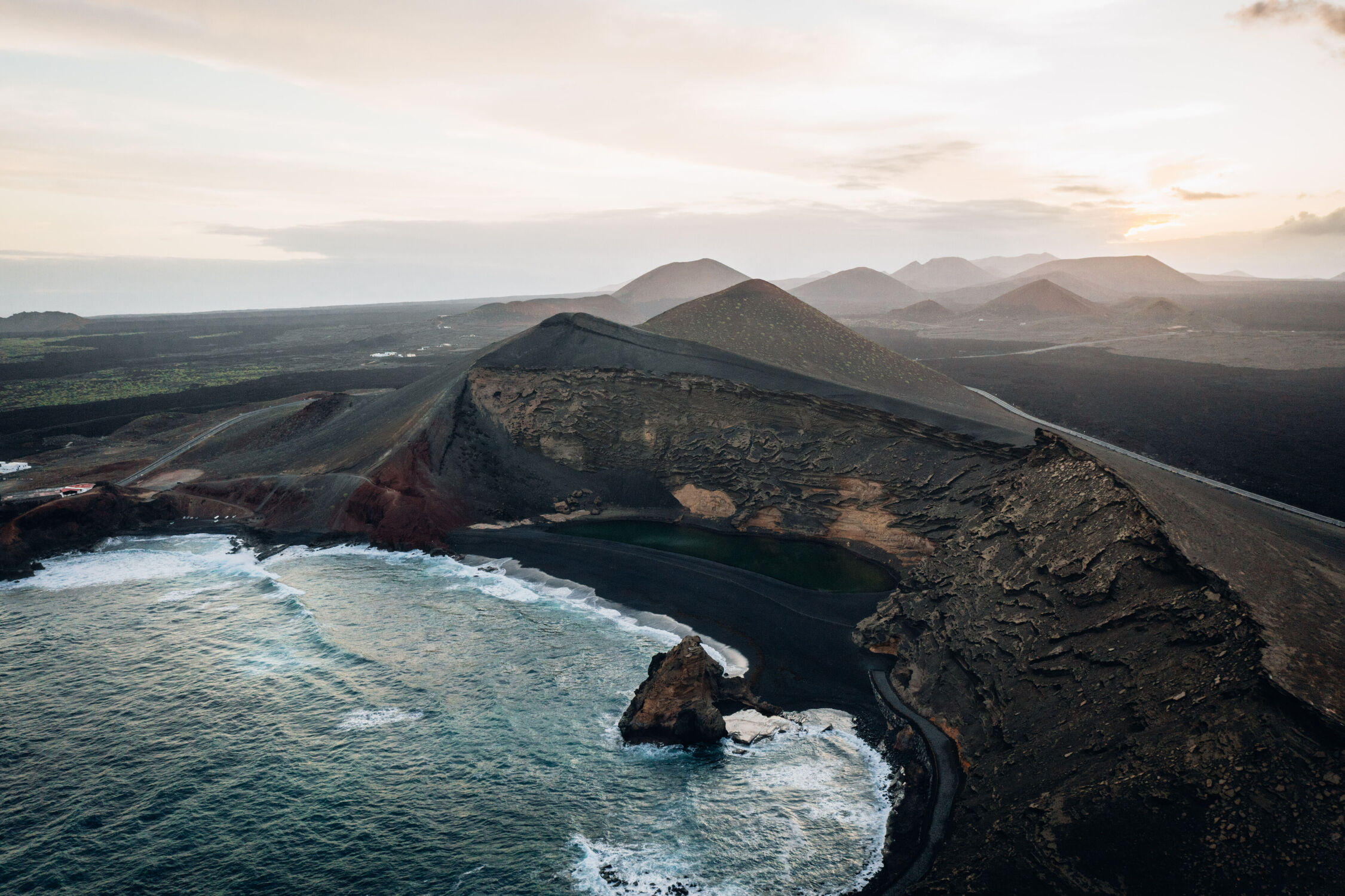 Bild mit Strand, Meer, Insel, Lanzarote, Vulkan, Vulkanlandschaft, Kanaren, schwarzer Strand, blaues meer, Drohnefoto