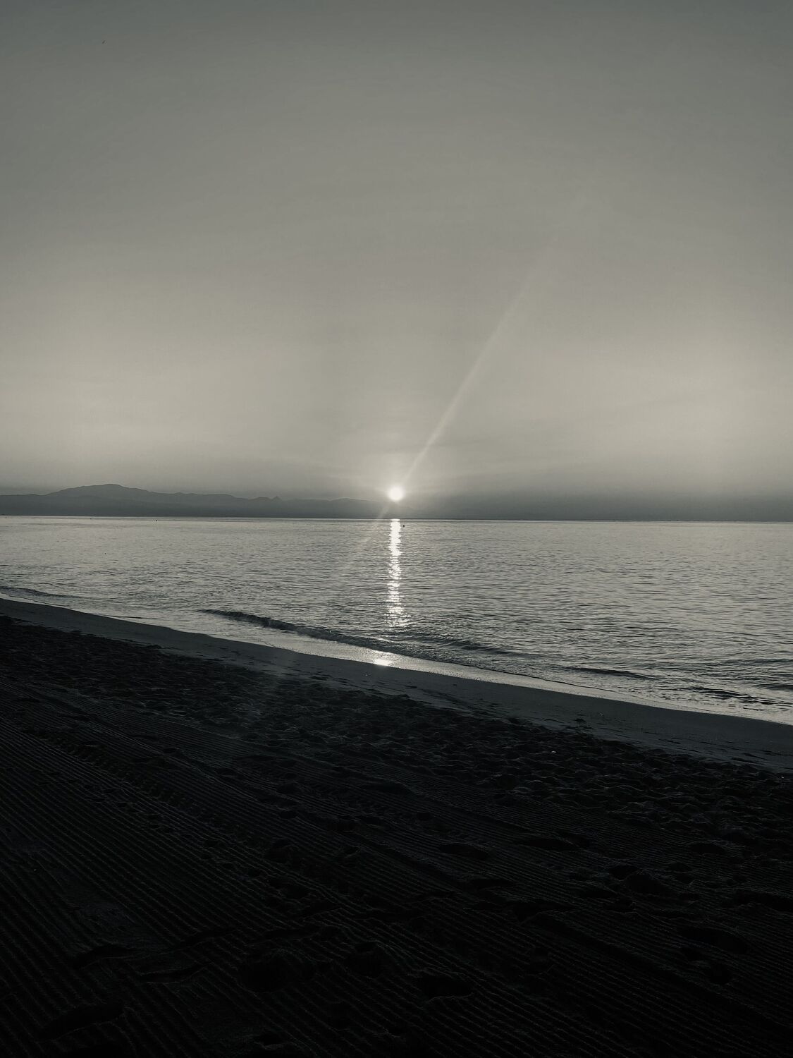 Bild mit Sonnenuntergang, Strand, Sandstrand, Meer, Schwarz weiss