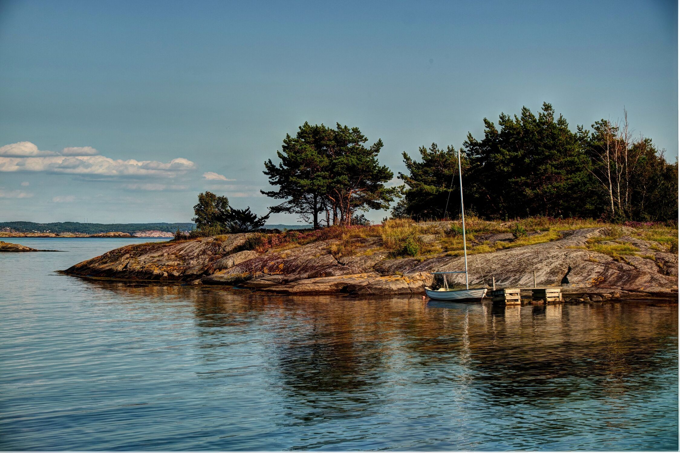 Bild mit Küsten und Ufer, Segelboot, Insel, Spiegelung, Schweden, Wasserspiegelung