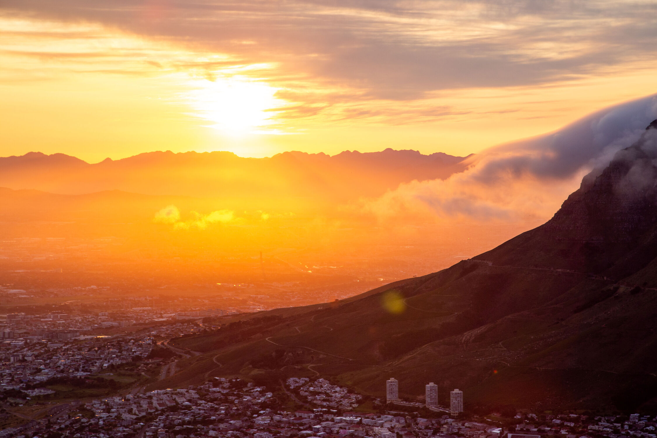 Bild mit Orange, Gelb, Wolken, Sonnenaufgang, Sonne, sunrise, Capetown, Kapstadt