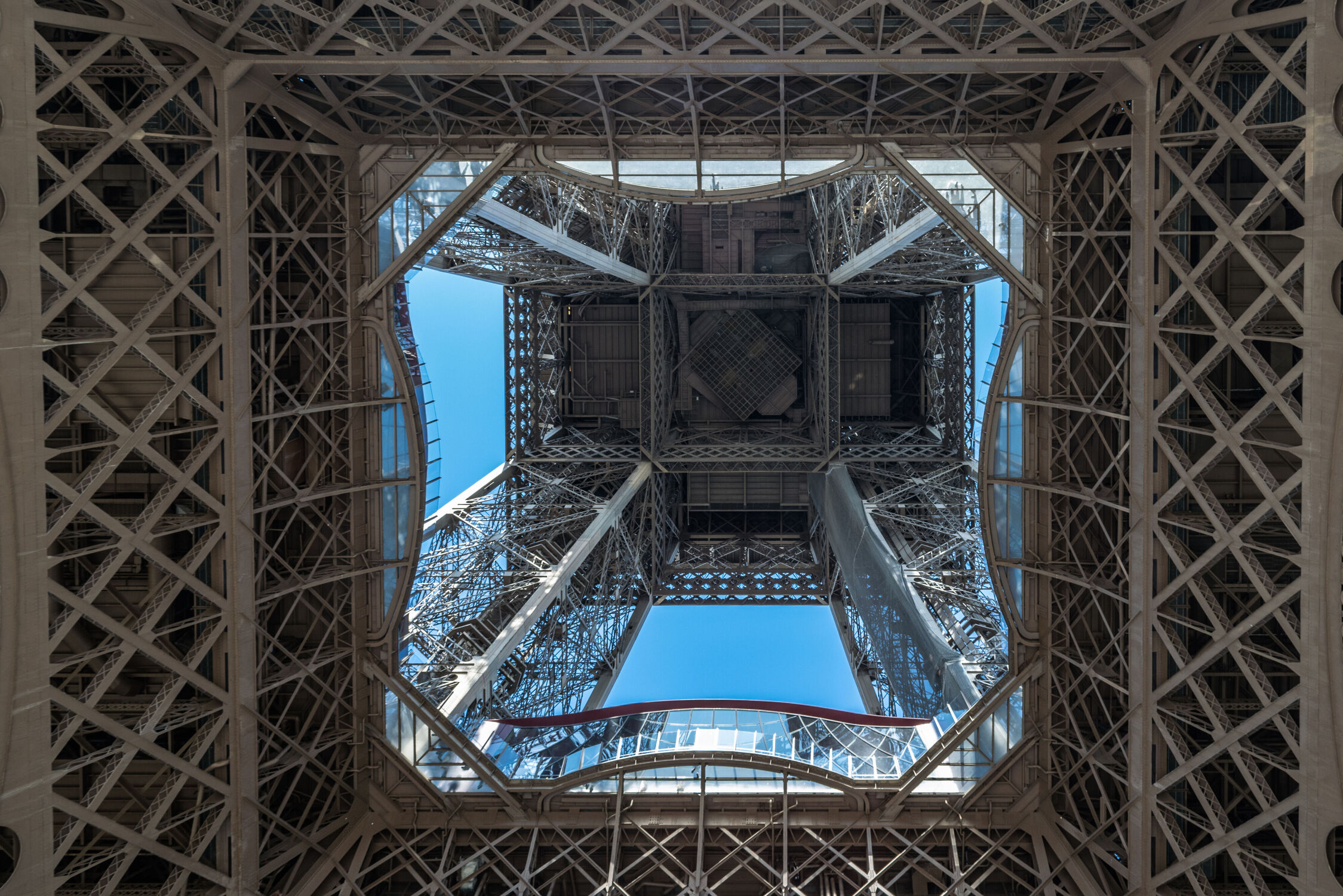 Bild mit Wahrzeichen, Frankreich, Reise, Paris Eiffel Tower, Eiffelturm, Froschperspektive, ungewöhnlich