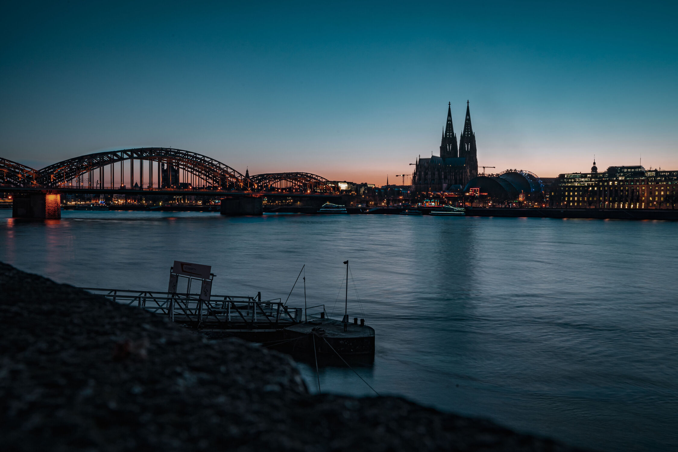 Bild mit Stadt, Brücke, Köln, Skyline, Fluss, Rhein, kölner dom, Hohenzollernbrücke, Blauestunde, Rheinufer