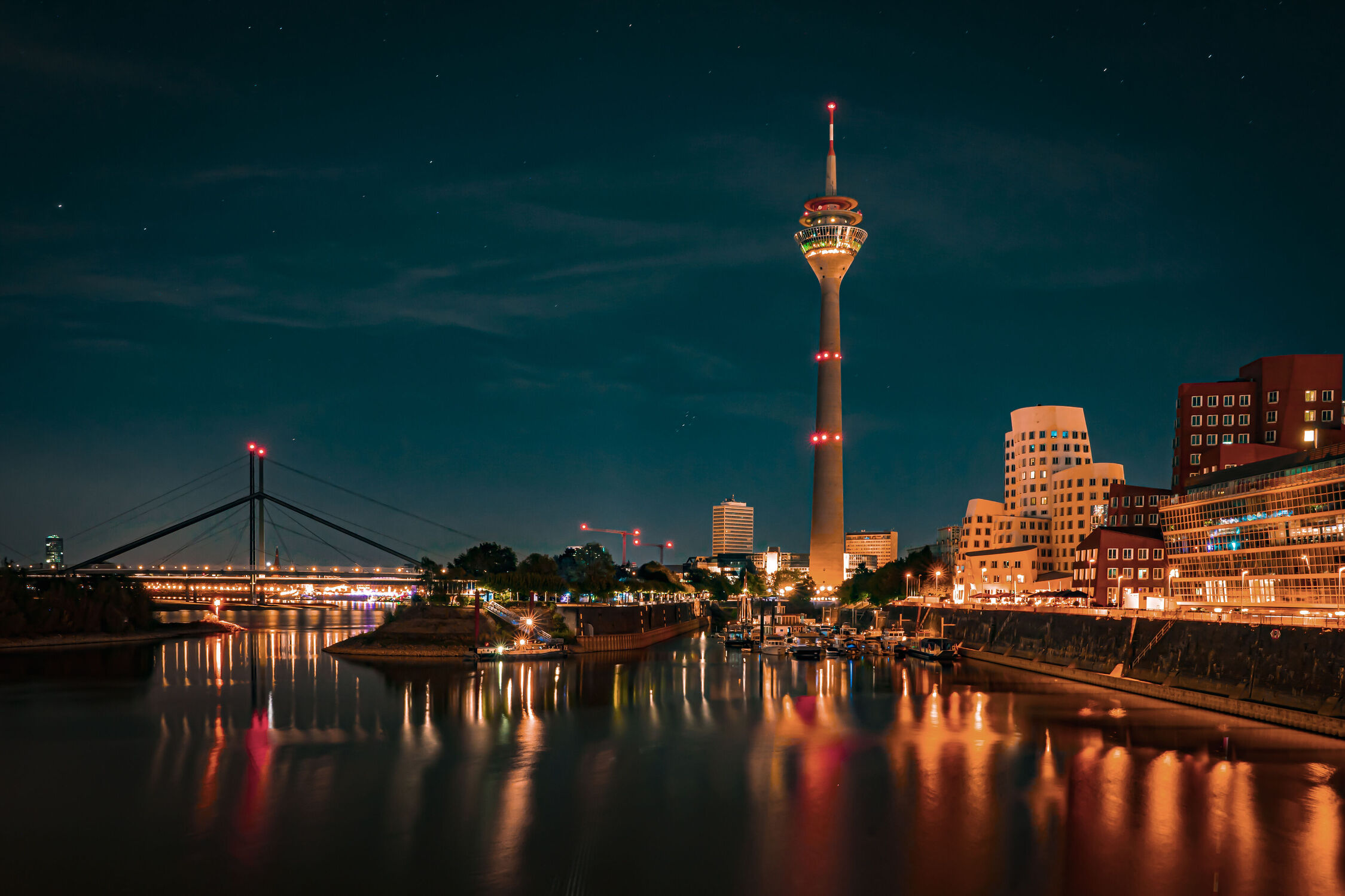 Bild mit Fernsehturm, Stadt, Spiegelung, Nacht, Fluss, Rhein, Düsseldorf, Medienhafen, Blauestunde, Rheinufer