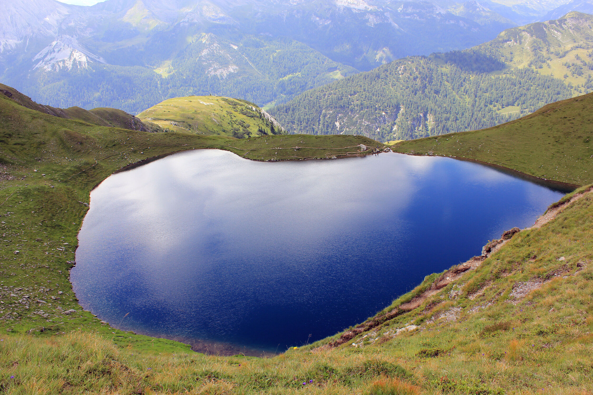 Bild mit blue, water, summer, sun, mountain, reflection, lake, sunny day, mountain lake, blue water