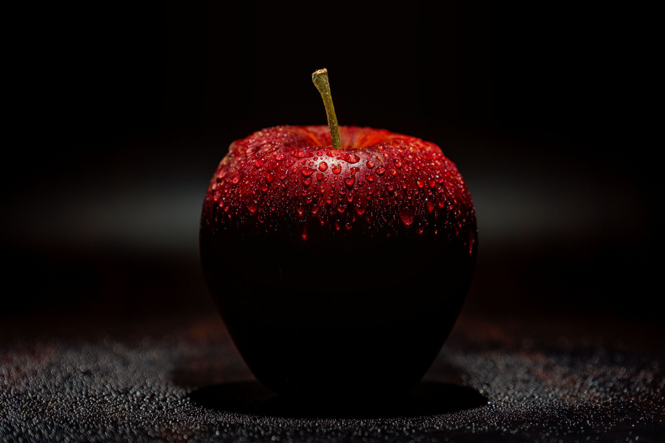 Bild mit Natur, Rot, nasser Apfel, Obst, Makro, Wassertropfen, Apfel, GESUND, nahaufnahme, hintergrund dunkel