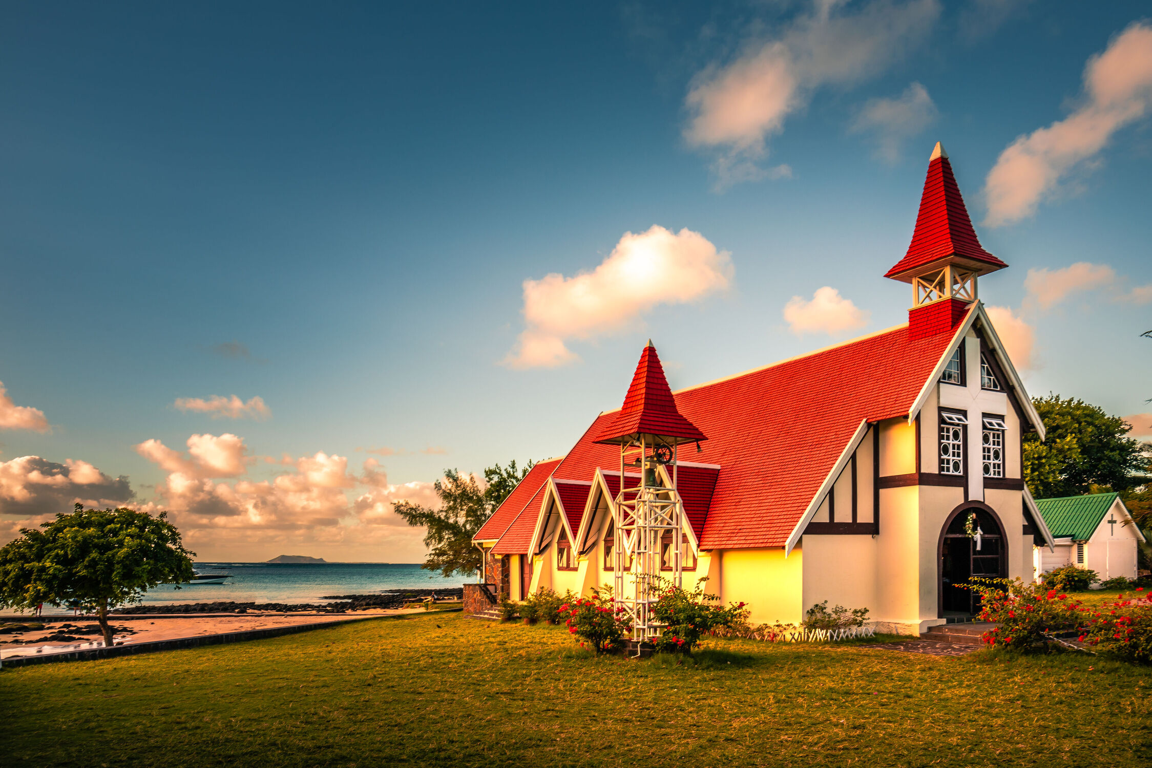 Bild mit Rot, Sonnenuntergang, Kirchen, Strand, Meer, Notre Dame, Dach, tropisch, Mauritius, cap Malheureux