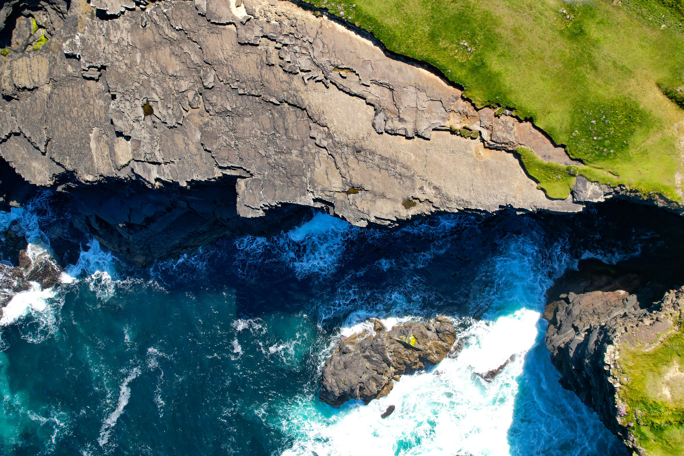 Bild mit Meerblick, Meer, Irland, Klippen, Drohnenaufnahme
