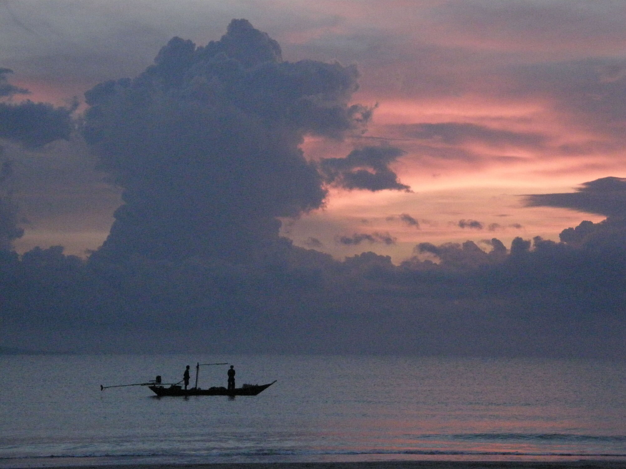 Bild mit Meer, Wolke, Fischerboot, Morgendämmerung