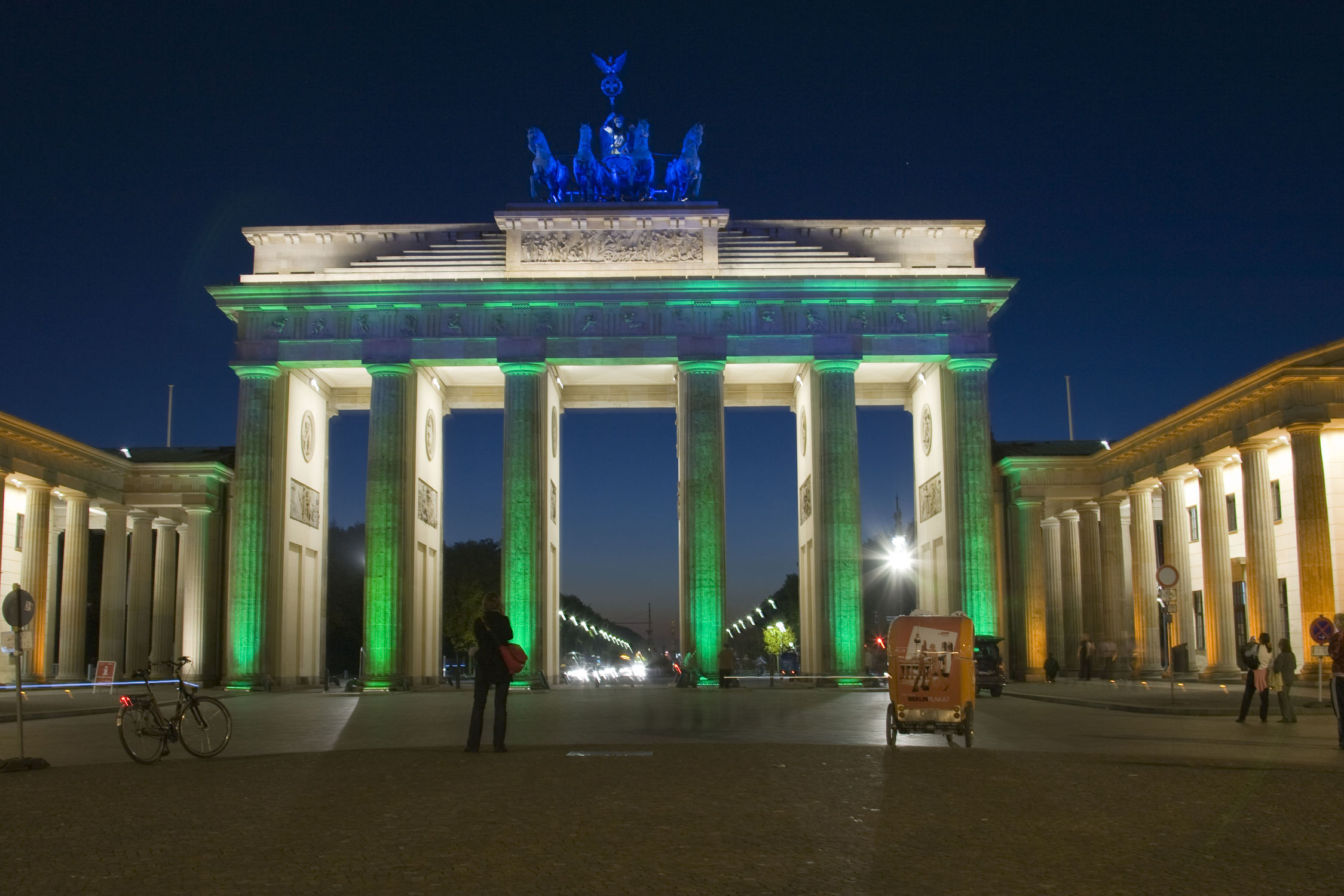 Bild mit Wahrzeichen, Berlin, Städte Landschaften, Brandenburger Tor, Pariser Platz, Nacht, Lichteffekt, Farbenspiel