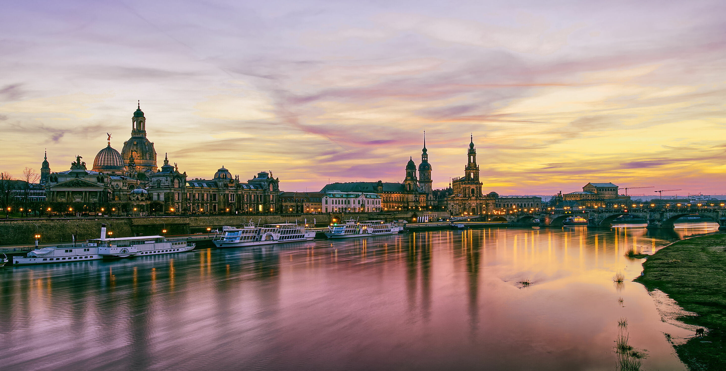 Bild mit Sonnenuntergang, Panorama, Dresden, Frauenkirche, Brühlsche Terrasse, Elbe, Augustusbrücke, Elbufer, Elbflorenz, Hofkirche