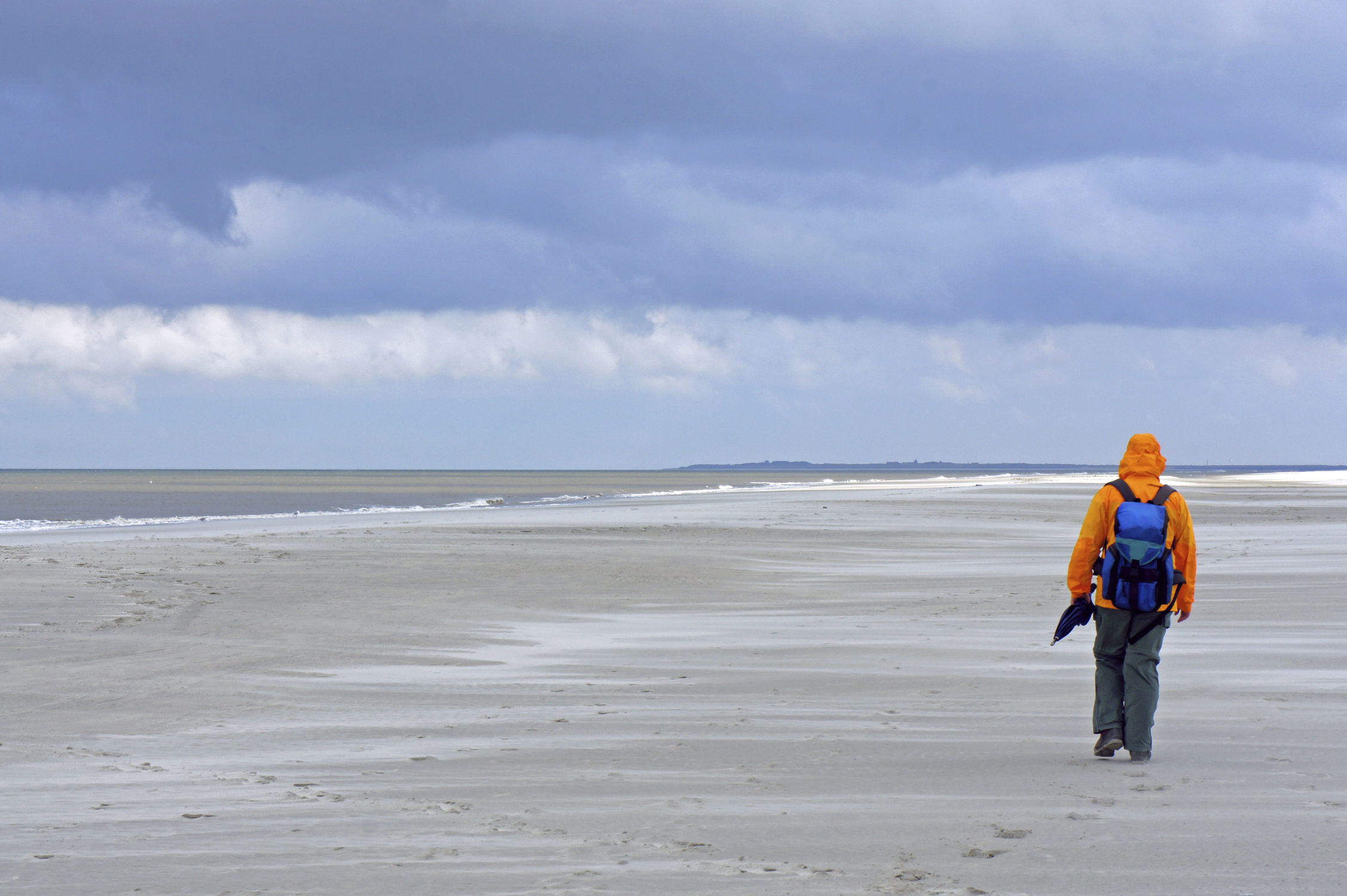 Bild mit Sand, Strand, Meer, Nordsee, See, Gewitter, Mensch, Person, Personen, Langeoog