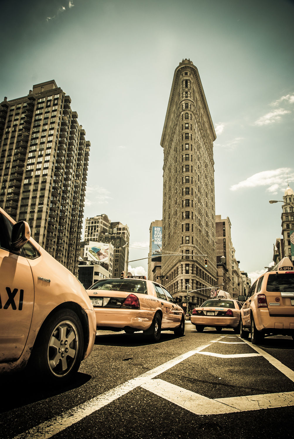 Bild mit Architektur, Gebäude, Stadt, urban, New York, USA, street, Manhattan, taxi, New York City, NYC, Gelbe Taxis, yellow cabs, Grossstadt, high tower, cabs, cab, gelbes taxi, flat iron building