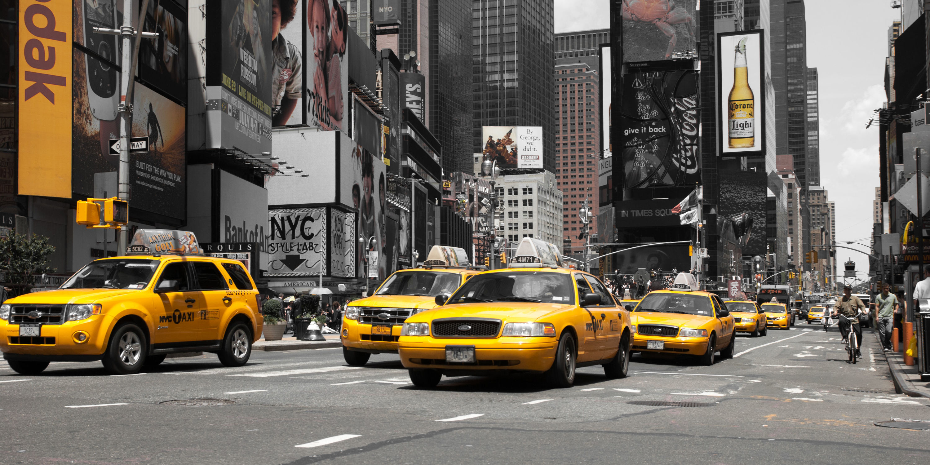 Bild mit Autos, Architektur, Straßen, Stadt, urban, New York, New York, monochrom, Staedte und Architektur, USA, schwarz weiß, hochhaus, wolkenkratzer, metropole, Straße, Auto, Hochhäuser, SW, street, Manhattan, Brooklyn Bridge, Yellow cab, taxi, Taxis, New York City, NYC, Gelbe Taxis, yellow cabs, Times Square, car, cars