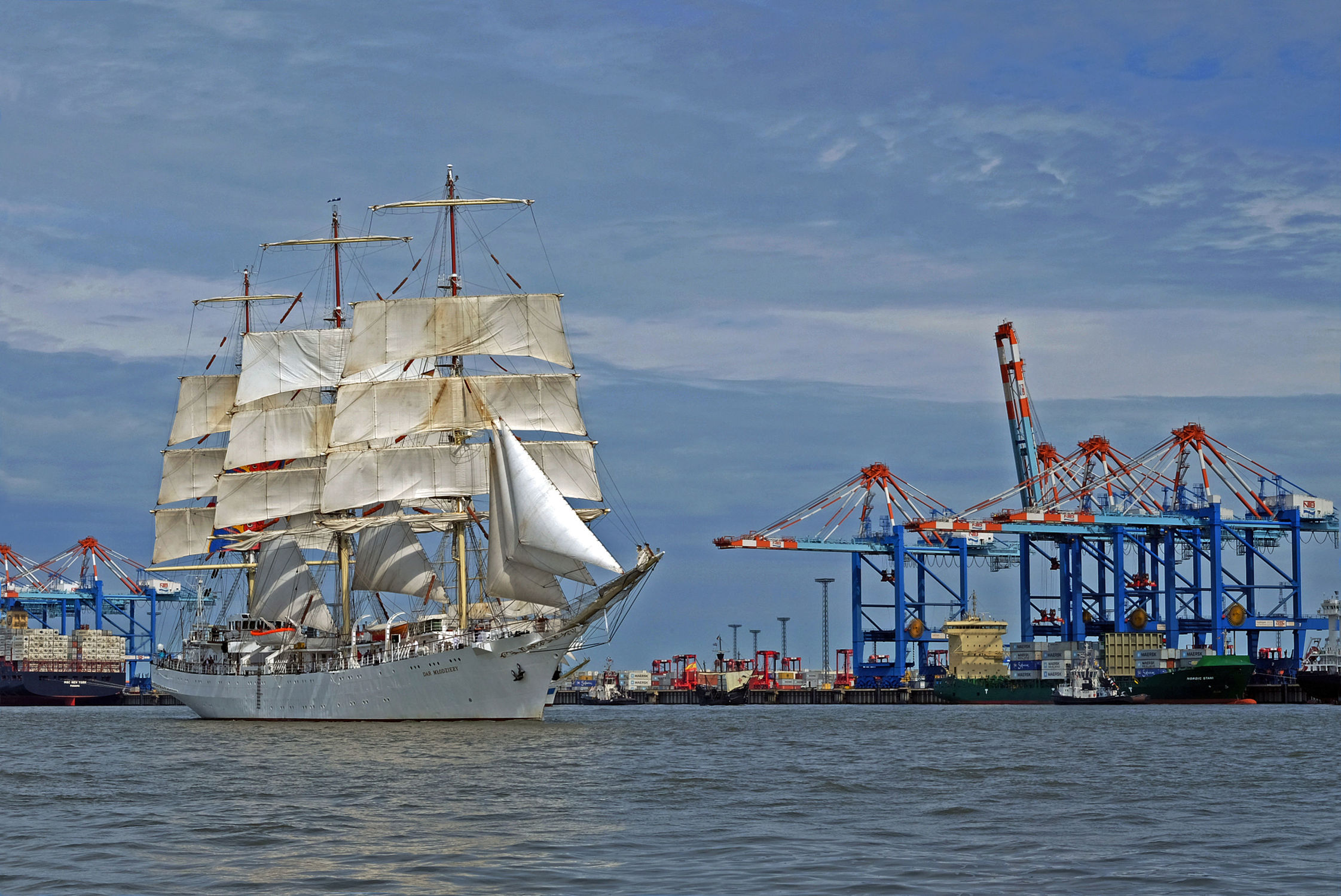 Bild mit Schiffe, Häfen, Segelschiffe, Segelschiff_DAR_MEODZIEZY_beim_Sail_IN_ in_Bremerhaven_2015