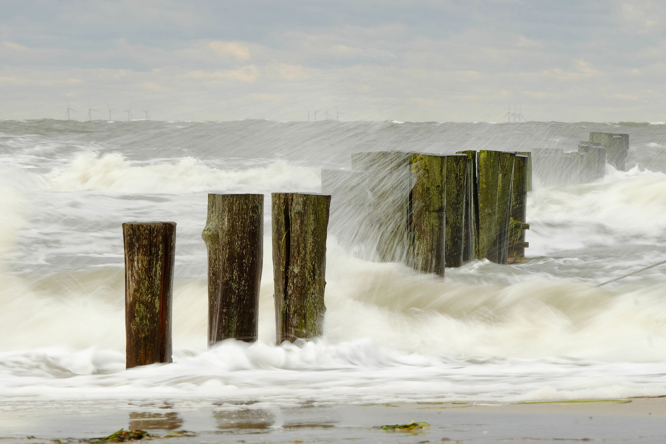 Bild mit Wellen, Meer, Buhnen, Gischt, Schutz, Ostseekueste