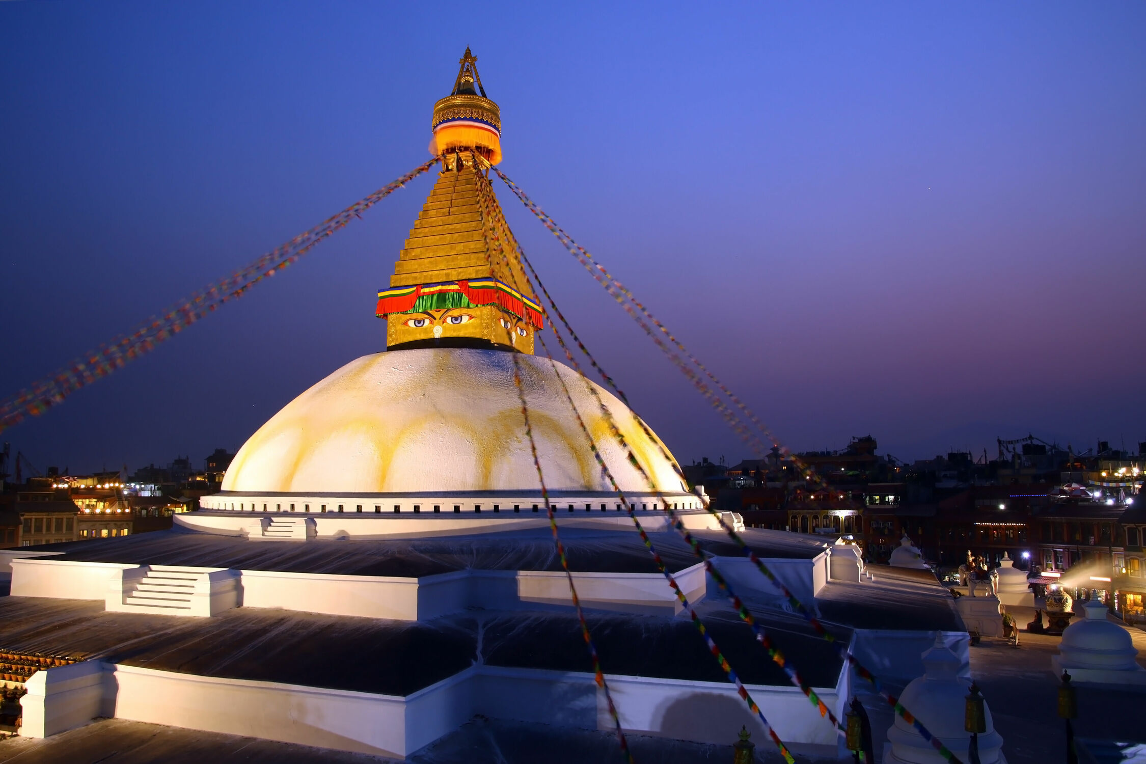 Bild mit Nacht, asien, Großstadt, Gebetsfahnen, Buddhisten, Tibet, Pilger, Nepal, Kathmandu, Bodnath Stupa