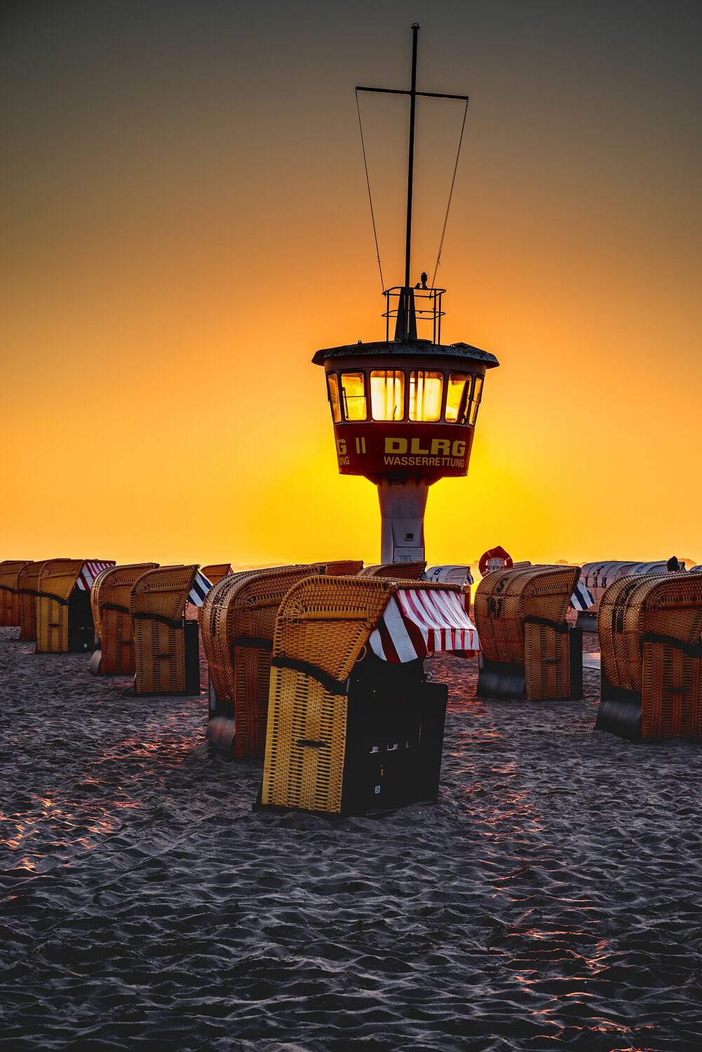 Bild mit Sonnenaufgang, Sonne, Strand, Strandkörbe, Ostsee, Gegenlicht, Licht, turm, Wasserwacht, Beobachtungsturm