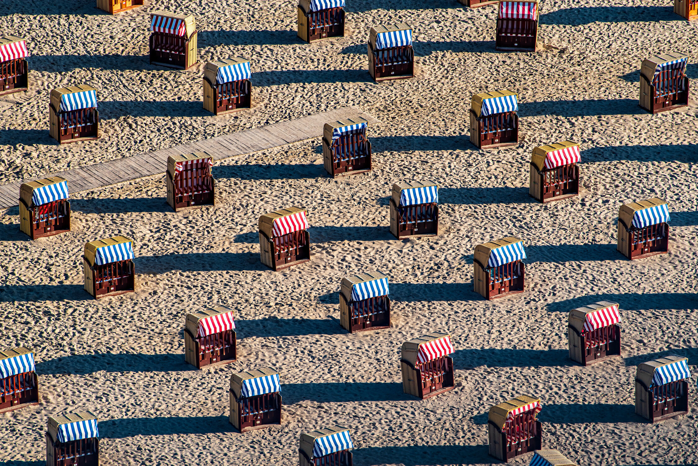 Bild mit Weiß, Rot, Sand, Urlaub, Blau, Strand, Strandkörbe, Ostsee, Küste, Bunt