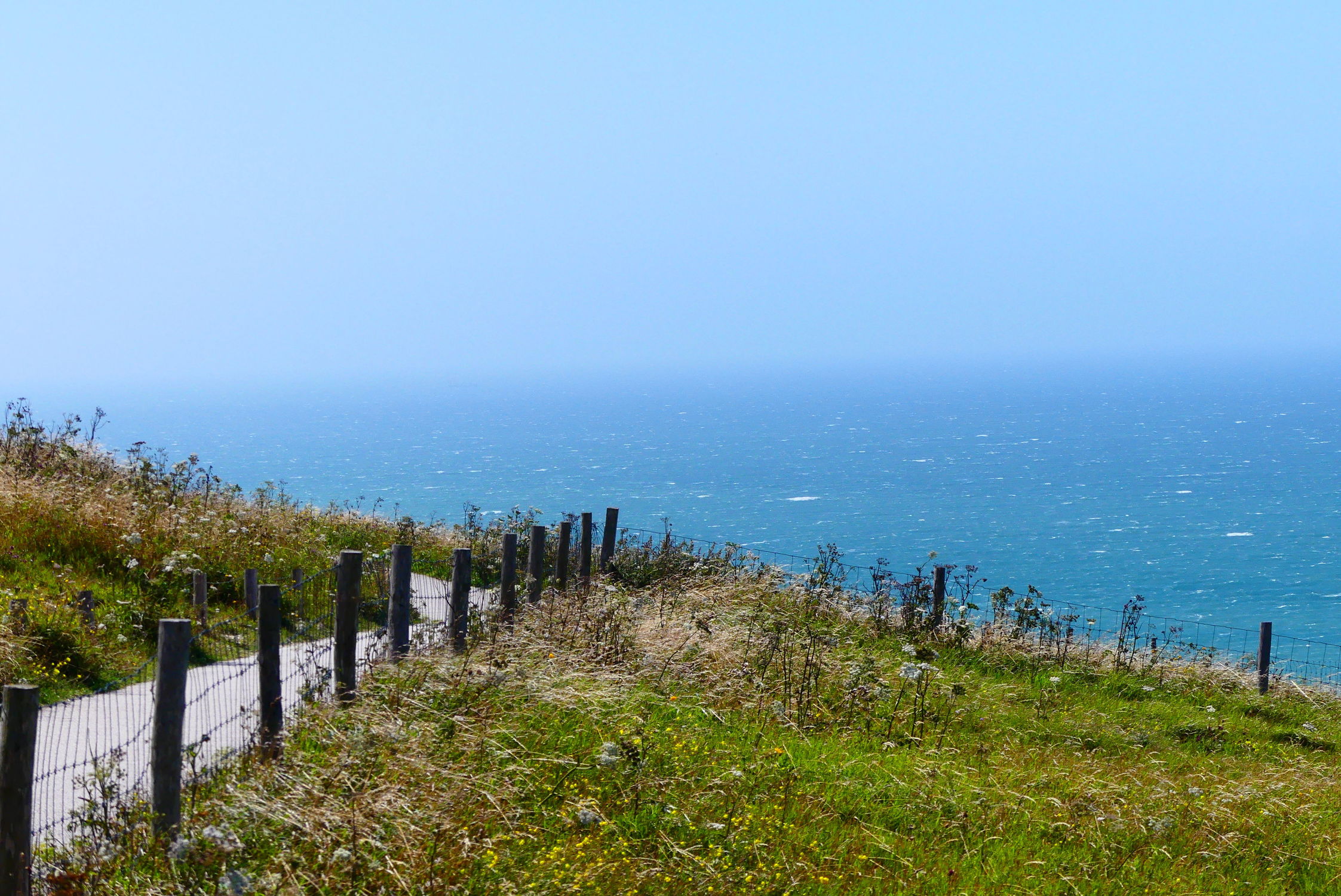 Bild mit Gräser, Wege, Frankreich, Meer, Blauer Himmel, Spaziergang, Küste