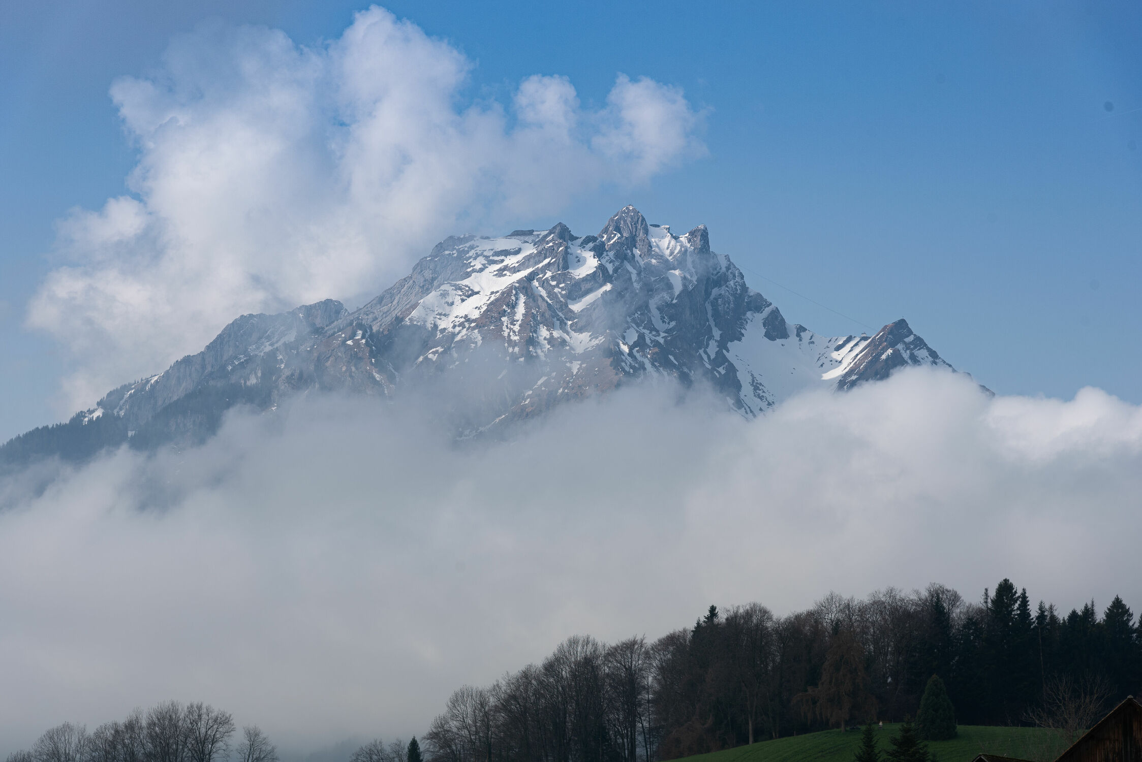 Bild mit Landschaften, Berge und Hügel, Berge, Nebel, Landschaft, landscape, Bergwelten, Berggipfel, Nebelwolken, Nebelwolke, Nebelwand