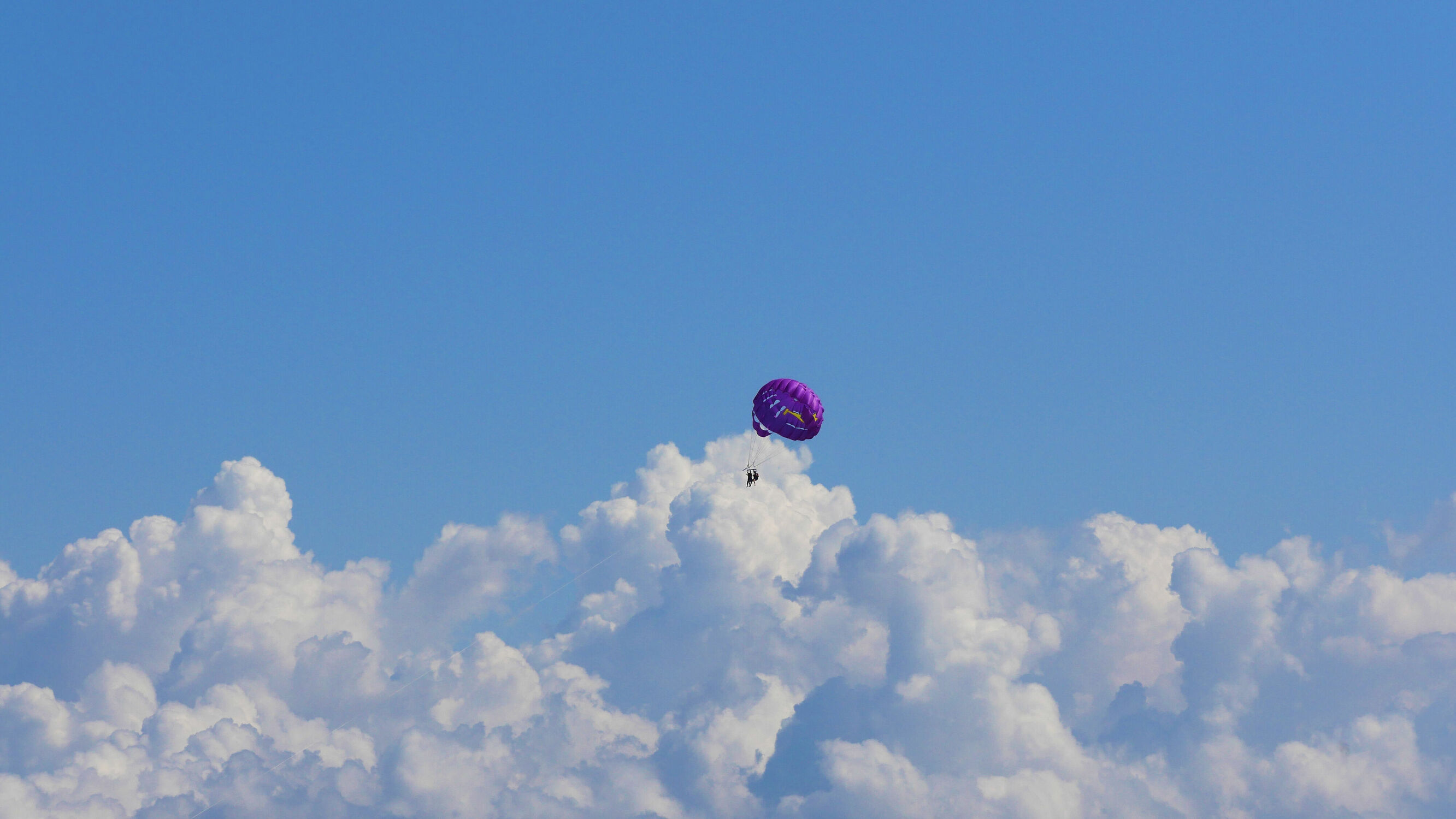 Bild mit Menschen, Sport, Wolkenhimmel, Wolkengebilde, Blauer Himmel, fallschirm, Parasailing