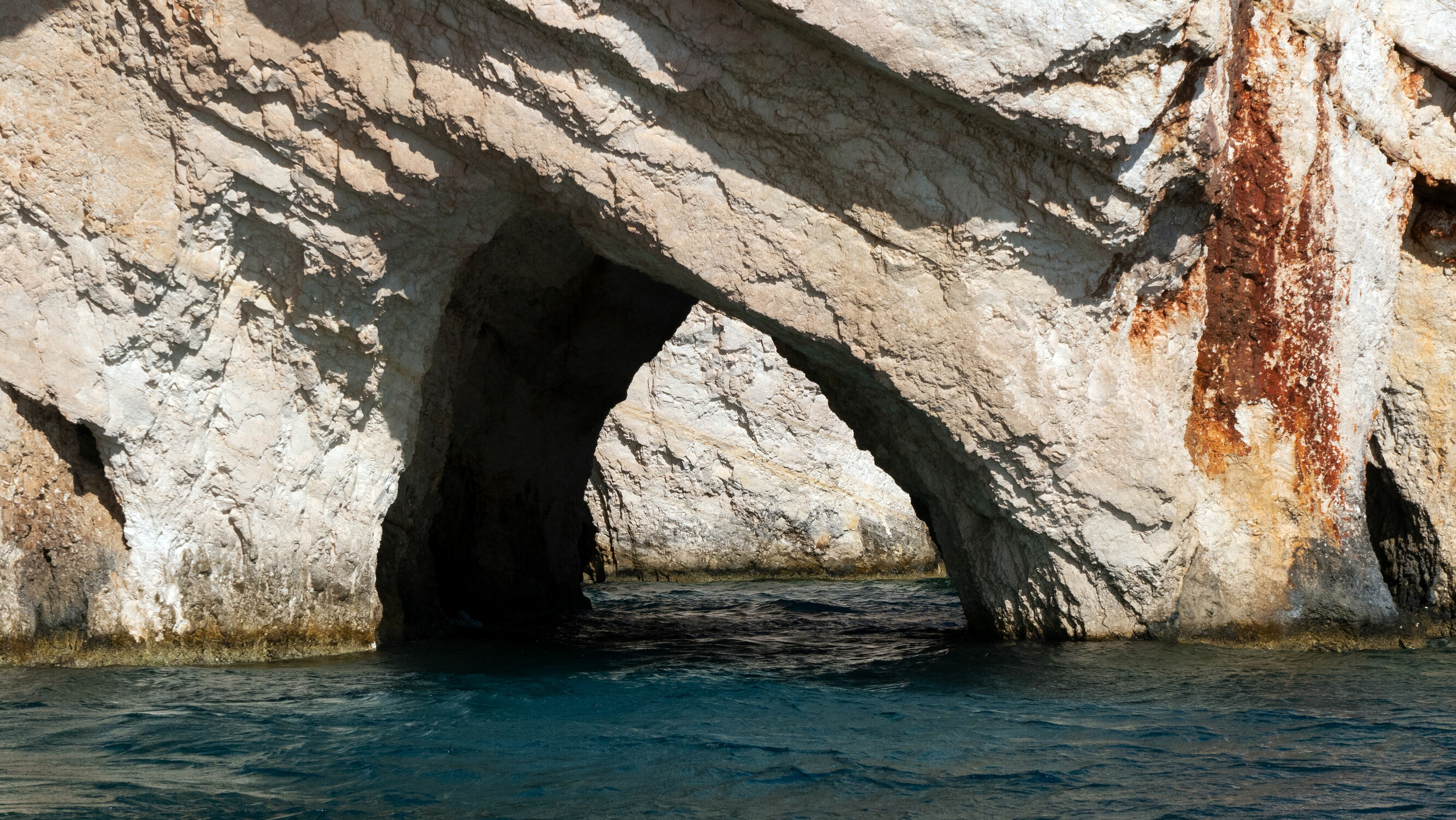 Bild mit Felsen, Türkis, Höhlen, Meerblick, Meer, Natur pur, Griechenland, Felsenlabrinth, Ionisches Meer