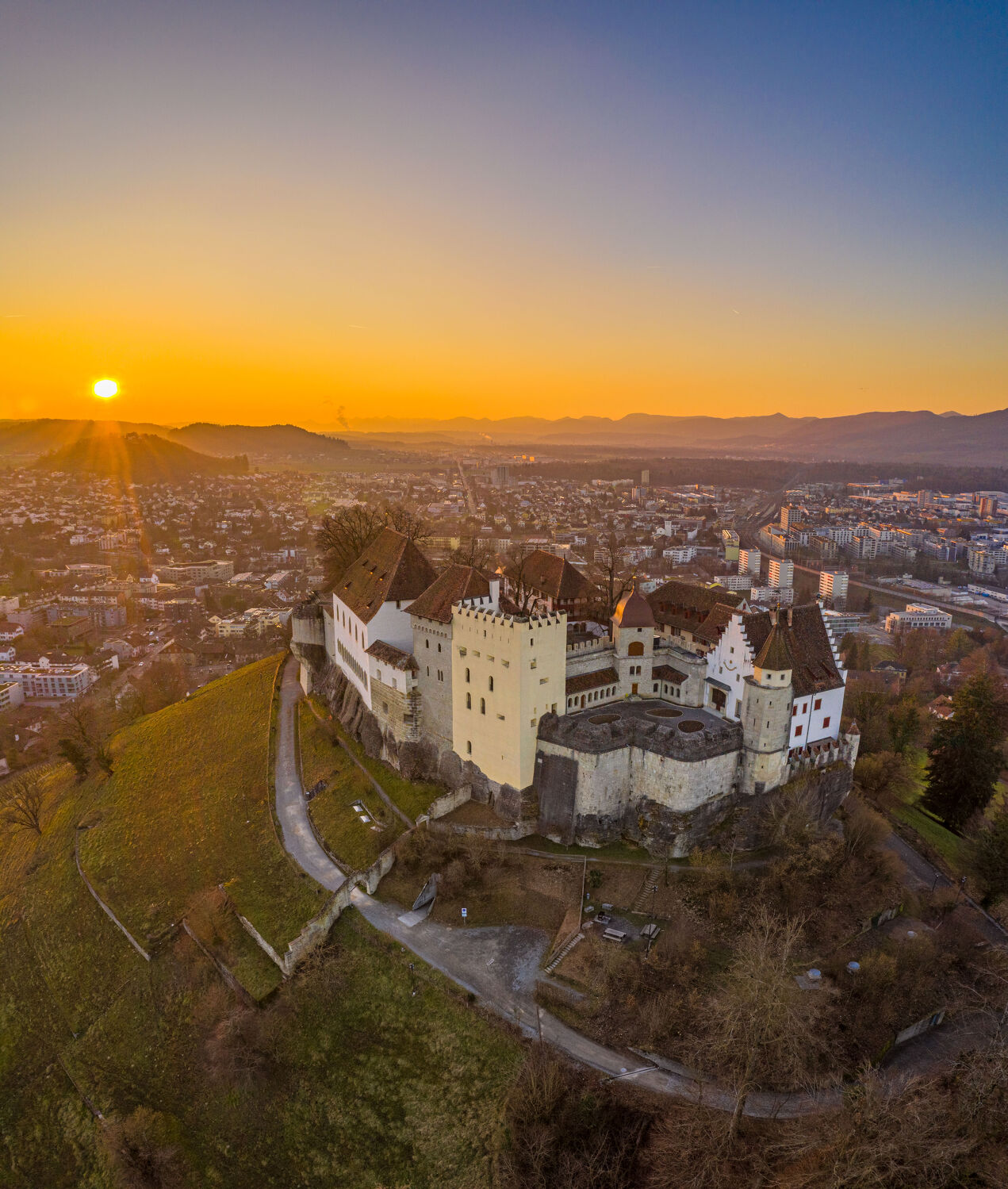 Bild mit Sonnenuntergang, Abendrot, Schlösser und Burgen, Drohnen, Lenzburg