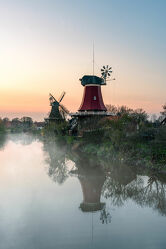 Bild mit Sonnenaufgang, Nebel, Landschaft, See, Ostfriesland, Fluss, Mühle, Morgens