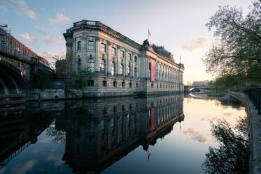Bild mit Wasser, Sonnenuntergang, Architektur, Berlin, Sehenswürdigkeit, Spiegelungen, Großstadt, Fluss, Bode Museum, Spree