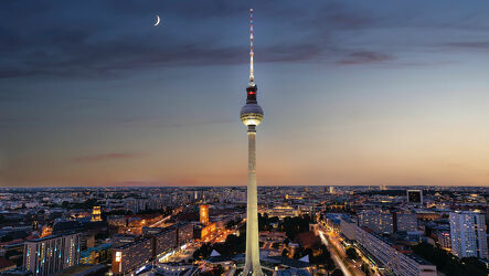 Berliner Fernsehturm bei Mondlicht