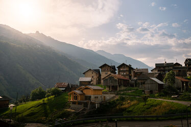 Bild mit Berge, Gebäude, Häuser, Alpen, Haus, Landschaft, urban, Gebirge, Schweiz
