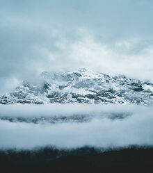 Die Hänge der Berge im Nebel