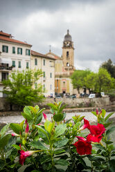 Bild mit Blumen, Autos, Dörfer, Italien, Kirche, Altstadt, Dorfkirche, cityscape, Stadtfoto