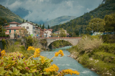 Bild mit Landschaften, Blumen, Brücke, Straßenbrücke, Fluss, Dorf in Italien, Dorf am Fluss