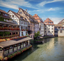 Bild mit Blumen, Sommer, Blauer Himmel, Altstadt, Stadtansichten, Wolkenträumerei, Fachwerkhäuser, cafe, Fluss, Strassburg