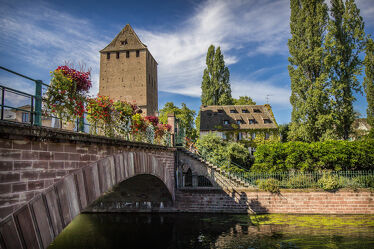 Bild mit Bogenbrücken, Wolken am Himmel, Blauer Himmel, Brücke, Blumen und Pflanzen, Stadtansichten, Türme, Stadtfoto, Strassburg