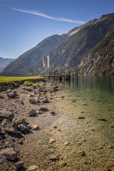 Bild mit Bootssteg, Bergsee, Blick über den See, Ruhe am See, Ruheplatz, Ruhepause, Steine im Wasser, klares Wasser