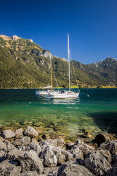 Bild mit Segelboote, Alpen, Steine, türkises Wasser, Bergsee, Blick über den See, Achensee, Bergblick