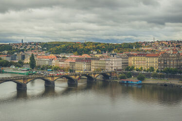 Bild mit Straßenbrücke, Altstadtbrücke, Stadtansichten, Stadtbild, Städtereisen, Fluss, Flussufer, cityscape, Prag, Stadtblick