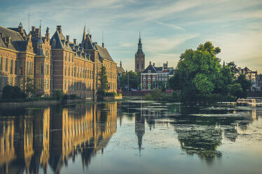 Bild mit historische Altstadt, Wasserblick, Historische Gebäude, Stadtbild, Stadt Impressionen, Städtereisen, Wasserspiegelung, cityscape, Den Haag