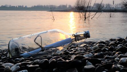 Bild mit Sonnenuntergang, Strand, Flasche, romantisch, Rhein, flaschenpost, niederrhein, nachricht
