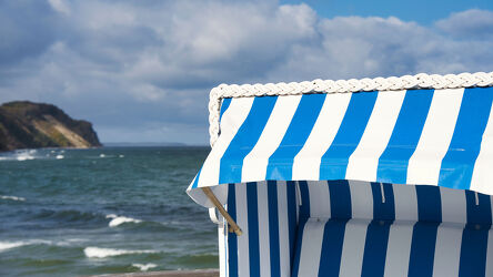 Bild mit Weiß, Wellen, Urlaub, Blau, Ostsee, Meer, Wolkenhimmel, Strandkorb, Insel Rügen